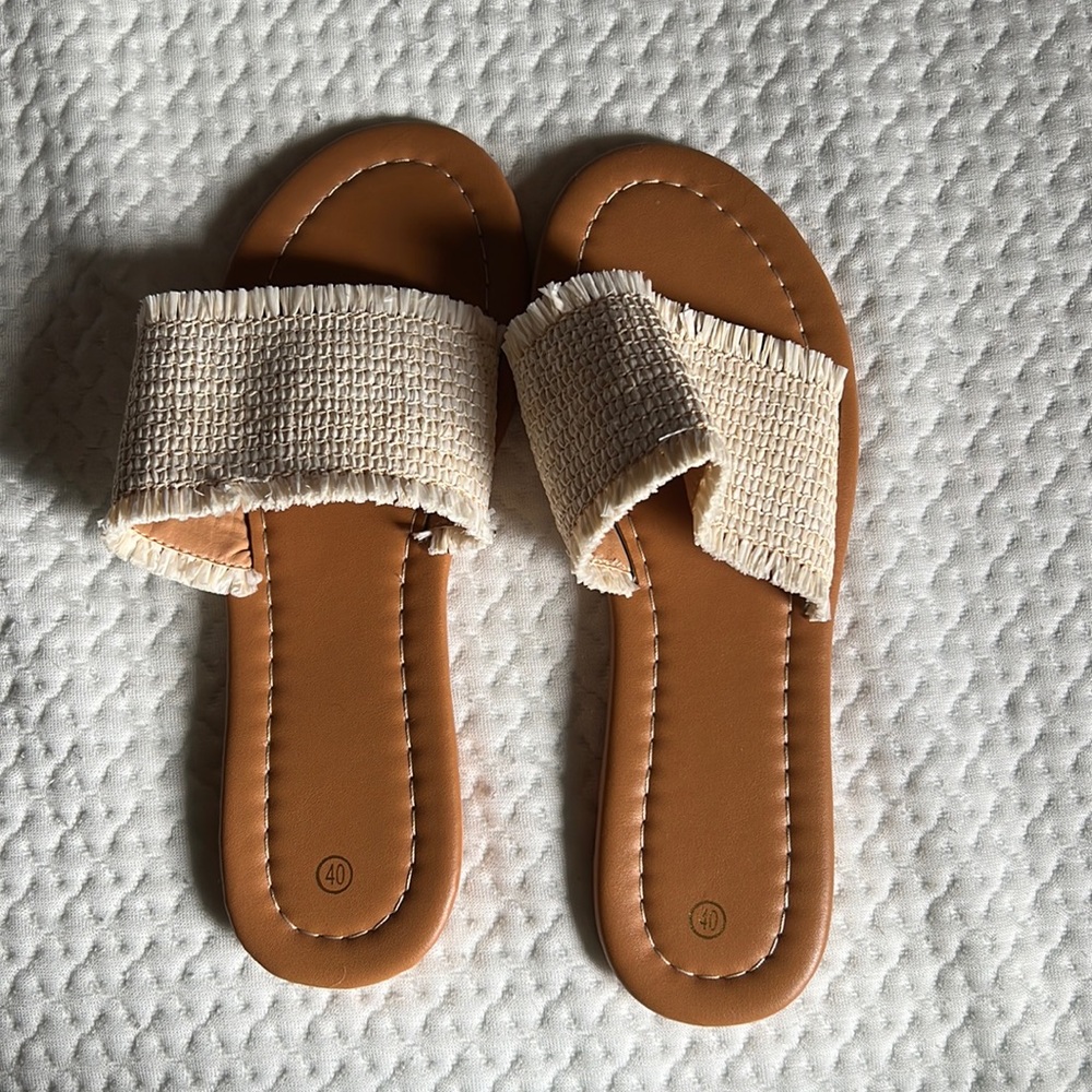 NWOT! Woven sandals great for the day at the beach!